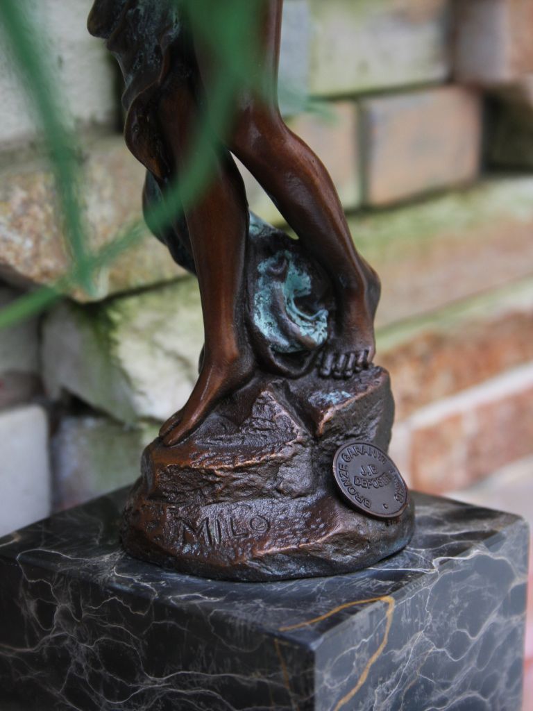 Bronzen Beeld - Uitkledende Dame