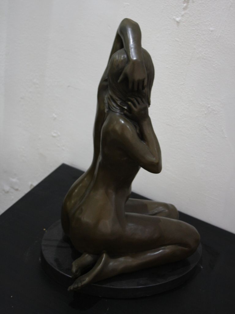 Bronzen Beeld - Geknielde Dame