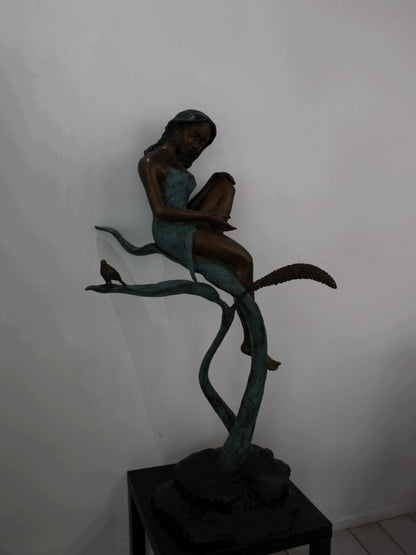 Bronzen Beeld - Kind op Blad
