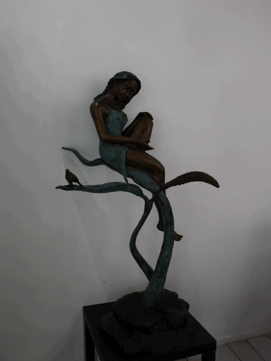 Bronzen Beeld - Kind op Blad