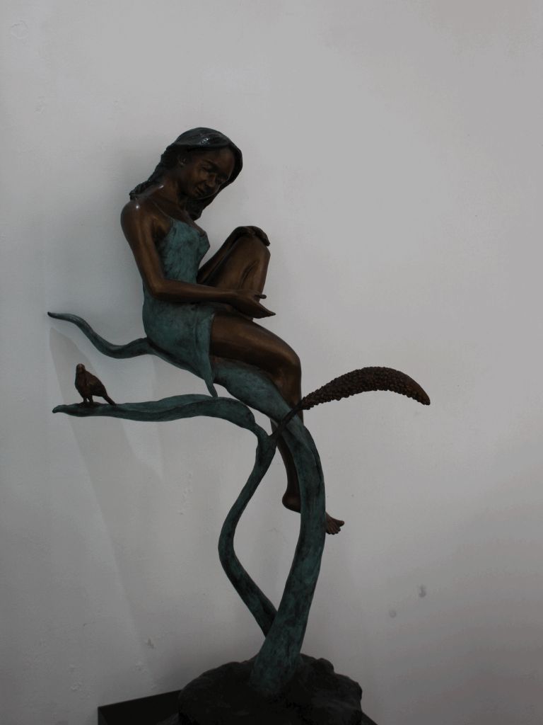 Bronzen Beeld - Kind op Blad
