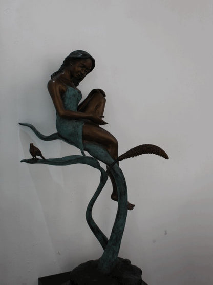 Bronzen Beeld - Kind op Blad
