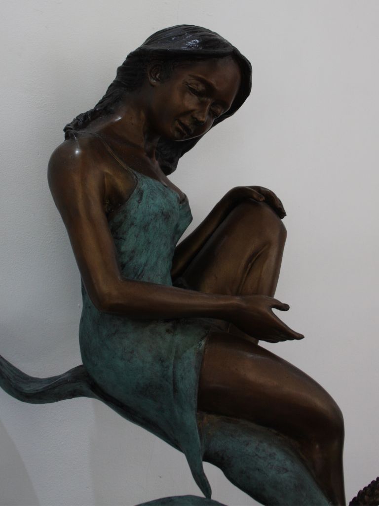 Bronzen Beeld - Kind op Blad