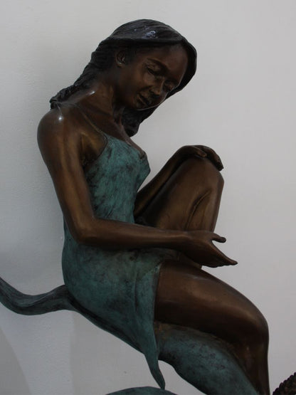 Bronzen Beeld - Kind op Blad