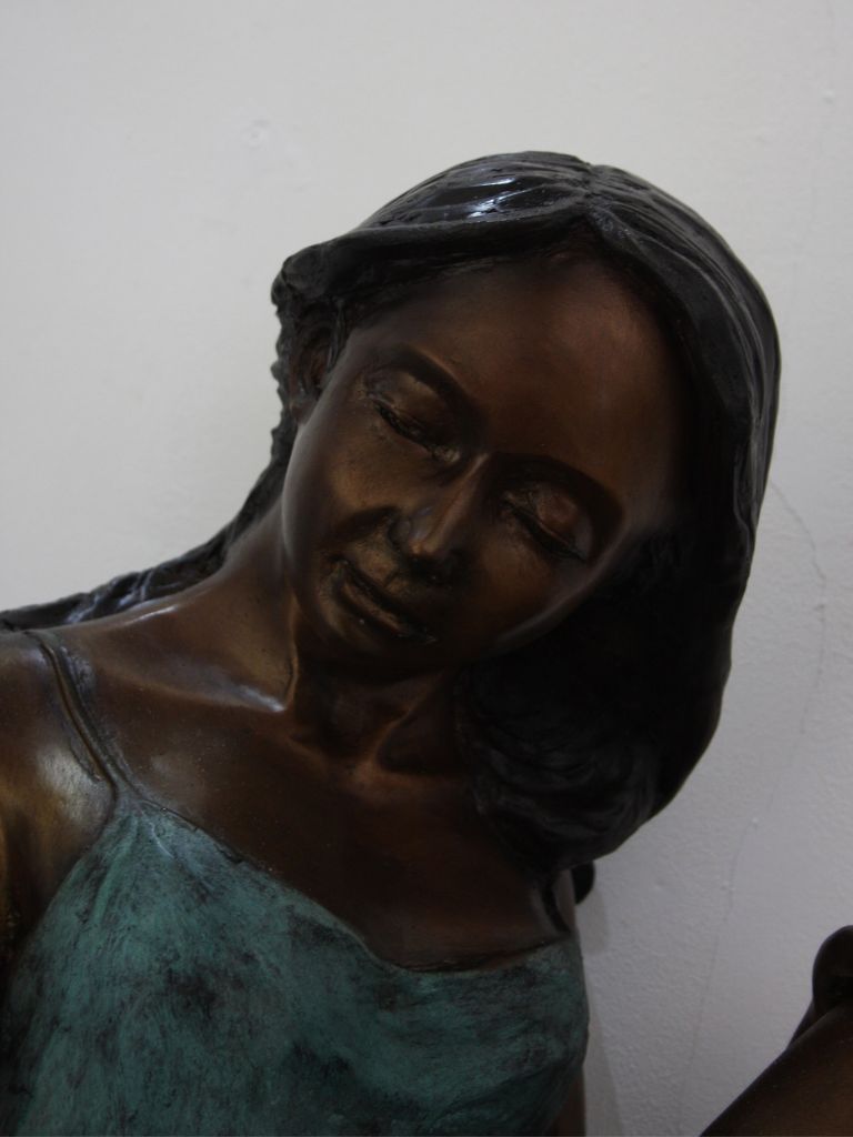 Bronzen Beeld - Kind op Blad