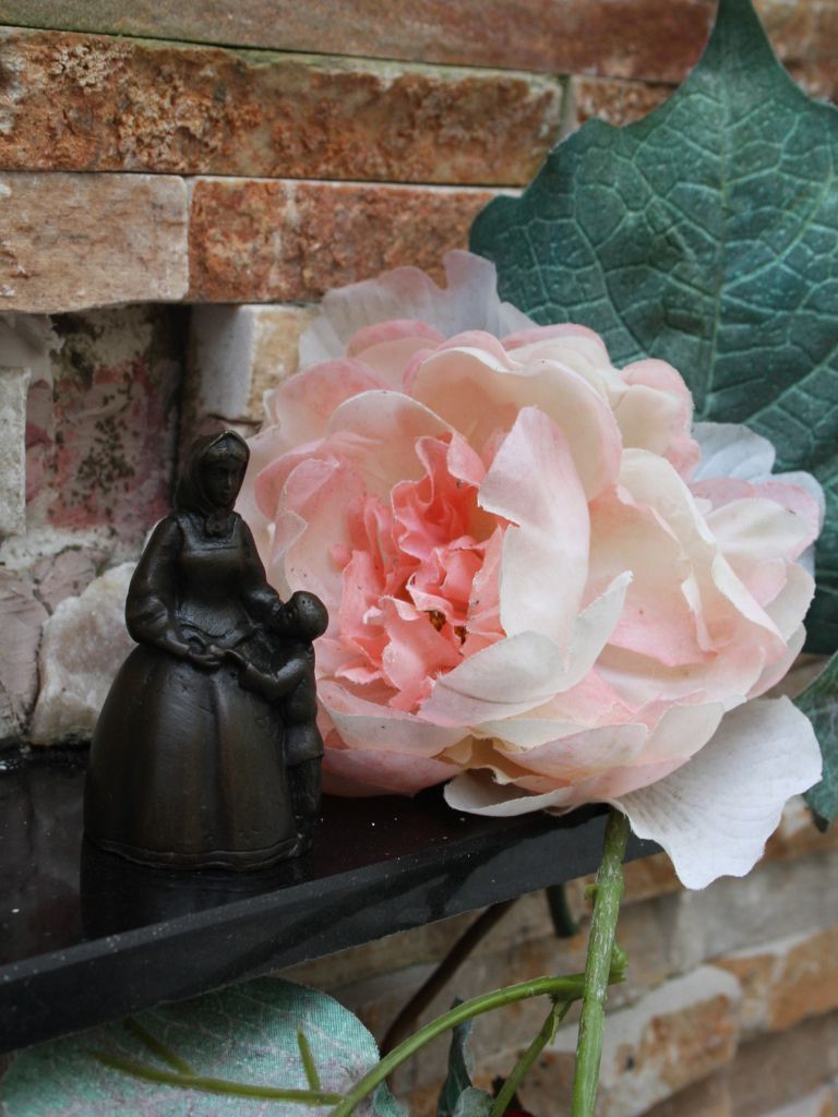 Bronzen Beeld - Non met kind