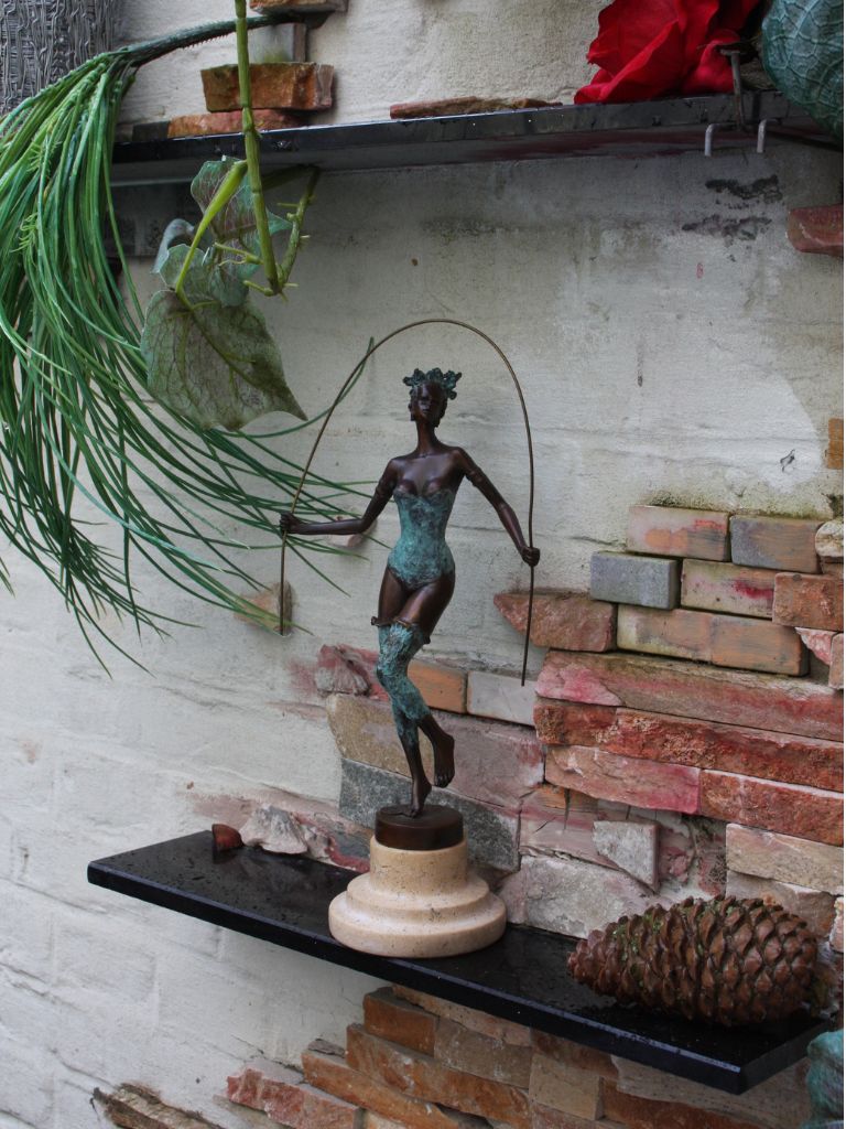 Bronzen Beeld - Touwtjespringende Dame