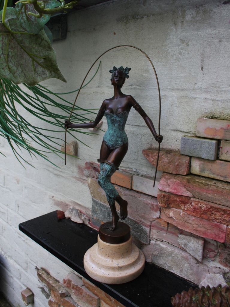 Bronzen Beeld - Touwtjespringende Dame