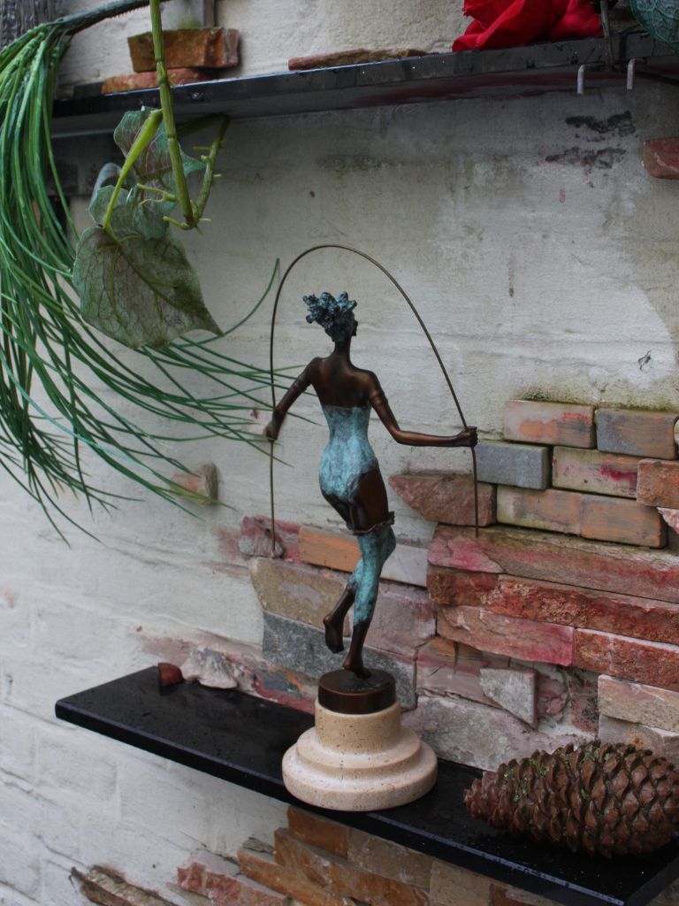 Bronzen Beeld - Touwtjespringende Dame