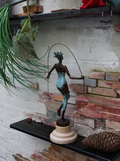 Bronzen Beeld - Touwtjespringende Dame