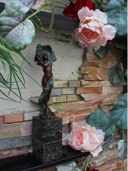 Bronzen Beeld - Uitkledende Dame