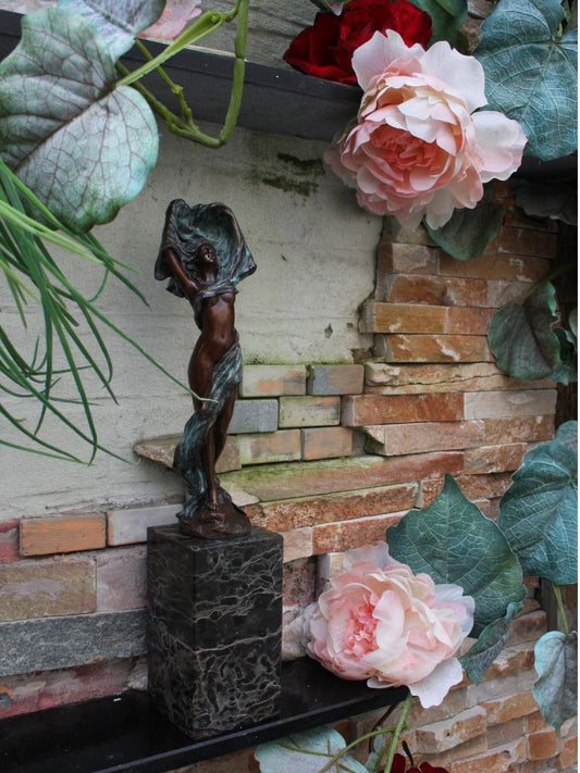 Bronzen Beeld - Uitkledende Dame