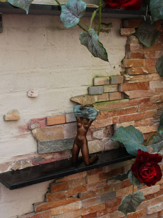 Bronzen Beeld - Uitkledende Vrouw #2