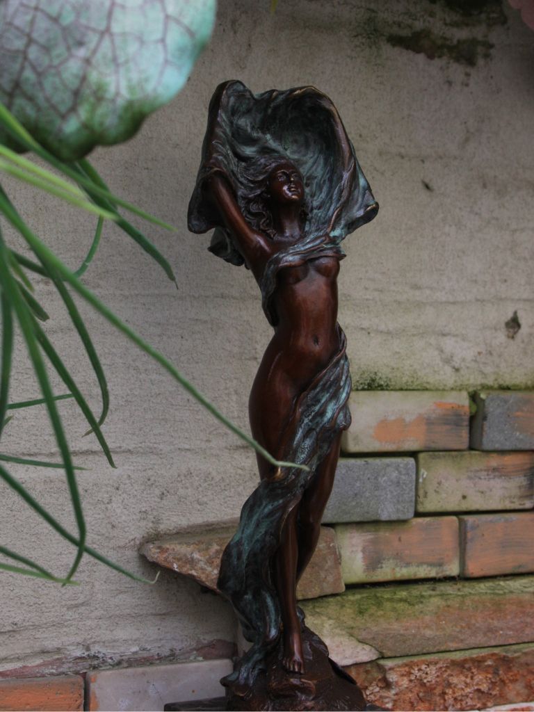 Bronzen Beeld - Uitkledende Dame