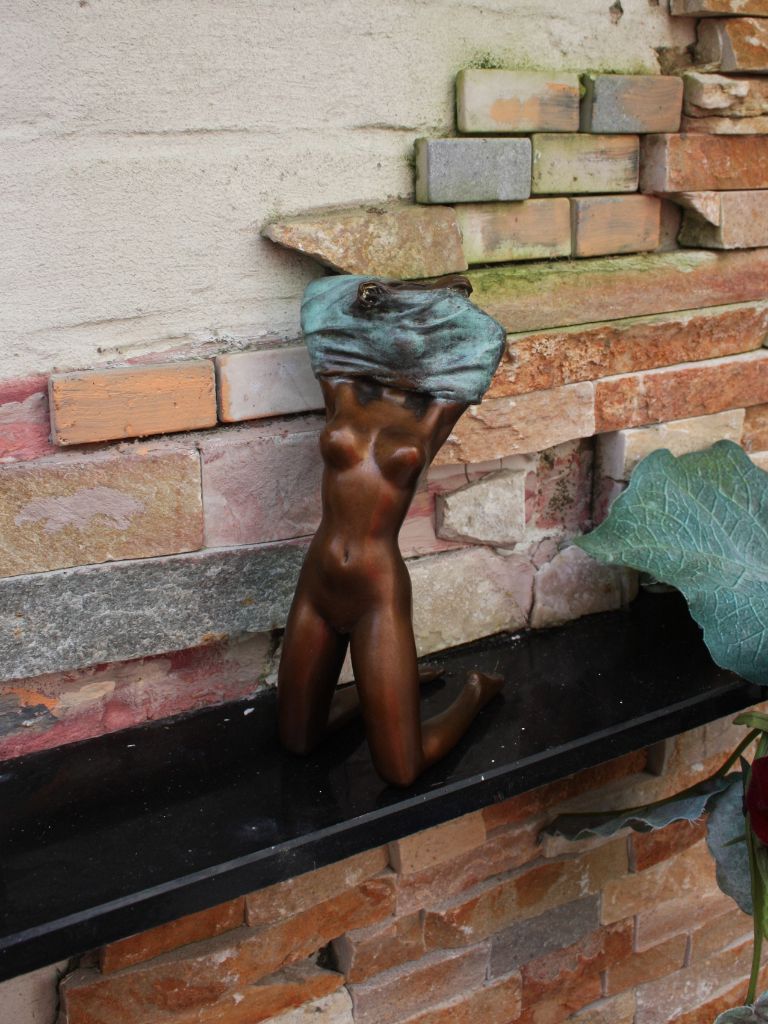 Bronzen Beeld - Uitkledende Vrouw #2