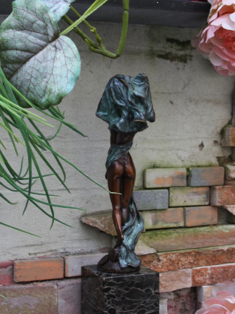 Bronzen Beeld - Uitkledende Dame