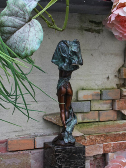 Bronzen Beeld - Uitkledende Dame