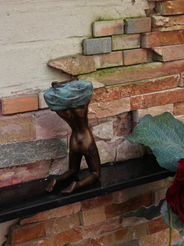 Bronzen Beeld - Uitkledende Vrouw #2